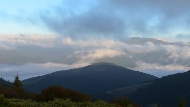 Timelapse en las montañas ucranianas al amanecer. — Vídeos de Stock