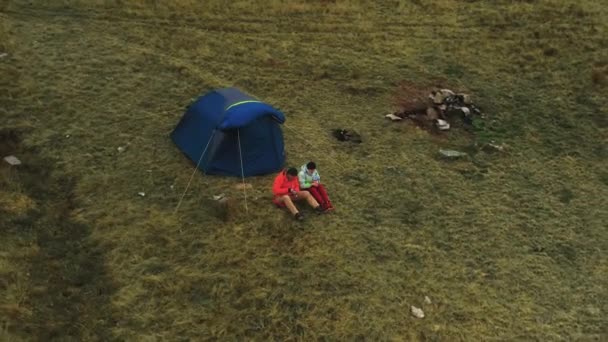 Rest of tourists after climbing to the top, video of drone departure from tourists in the mountains. — Stok video