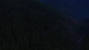 Şafakta Synevyr açıklığı üzerinde uçuş, bahar dağları, Ukrayna ulusal parkı.