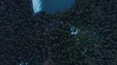 Synevyr Gölü 'nün yukarıdan görünüşü, baharın başlarında donmuş göl, mistik Kapratska rezervuarı..