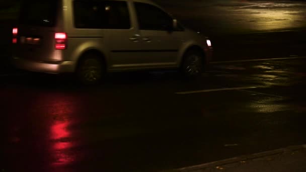 Движение по дорогам ночью, медленное движение, фары и блики на дороге. — стоковое видео