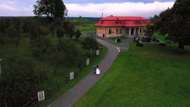Krylos village, Ukraine October 4, 2020: a walk of brides near the museum and the Church of the Assumption of the Blessed Virgin. — Stock video