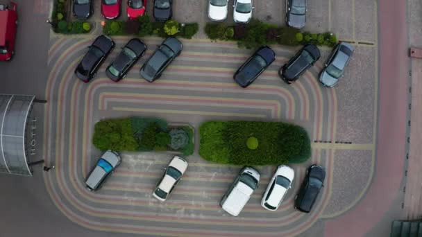 Ivano-Frankivsk, Ukraine September 26, 2020: parking near the hotel Nadiya, cars in two rows, the city of Ivano-Frankivsk Independence Avenue. — Stockvideo