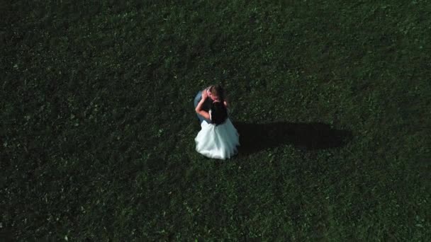 Pistyn village, Ukraine October 4, 2020: brides walk a field in the mountains, a tender kiss in nature. — Vídeos de Stock