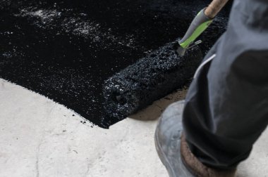 Özel bir evde zemini su geçirmez hale getirmek, yere sıvı reçine sürmek, beton perçinleme ve su geçirmezlik, onarım ve inşaat işleri..