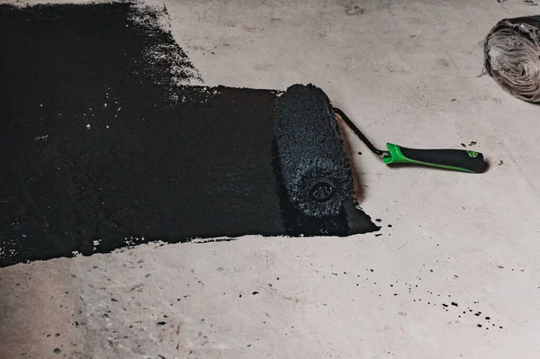 Özel bir evde zemini su geçirmez hale getirmek, yere sıvı reçine sürmek, beton perçinleme ve su geçirmezlik, onarım ve inşaat işleri..