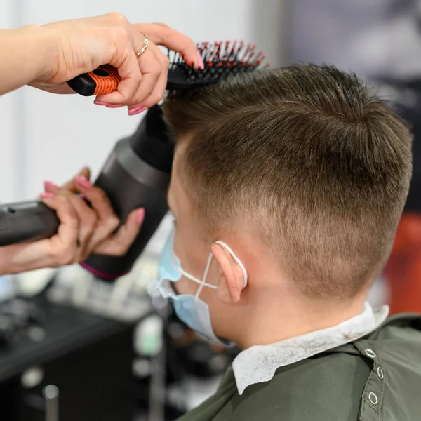 Adolescente Recebe Corte Cabelo Durante Uma Pandemia Uma Barbearia Corte — Fotografia de Stock