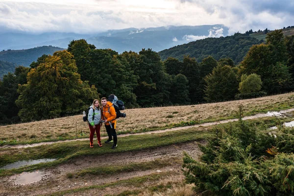 観光客は ウクライナのカルパティアを歩く 観光客は彼らの背中に重いバックパックを運ぶ ペトロス山への山道 — ストック写真