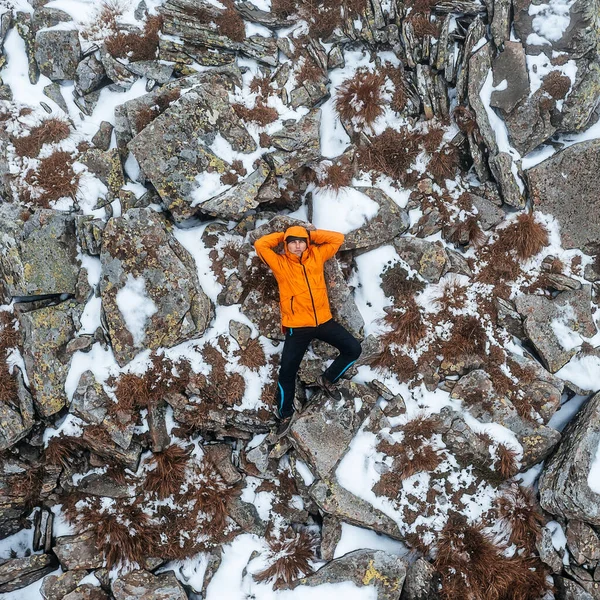 Turista Encontra Uma Rocha Perto Monte Petros Roupas Brilhantes Para — Fotografia de Stock