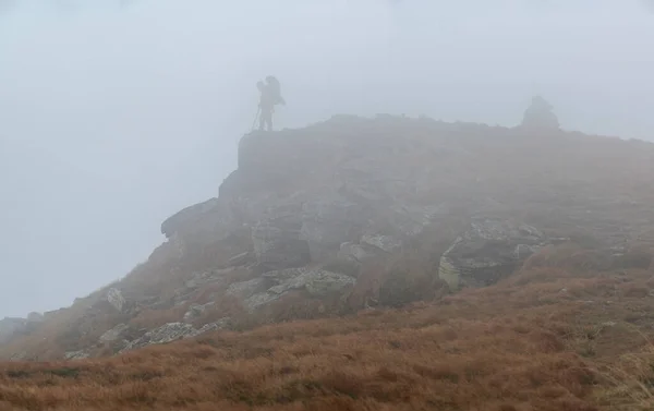 霧の中のロッキー山脈 秋の間の霧の中のカルパティア人 — ストック写真