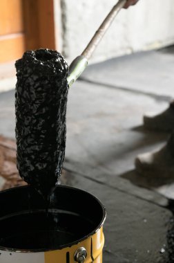 Özel bir evde zemini su geçirmez hale getirmek, yere sıvı reçine sürmek, beton perçinleme ve su geçirmezlik, onarım ve inşaat işleri..