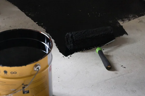 Applying Hot Resin Floor Waterproofing Roller Bucket Resin Black Liquid — Stok fotoğraf