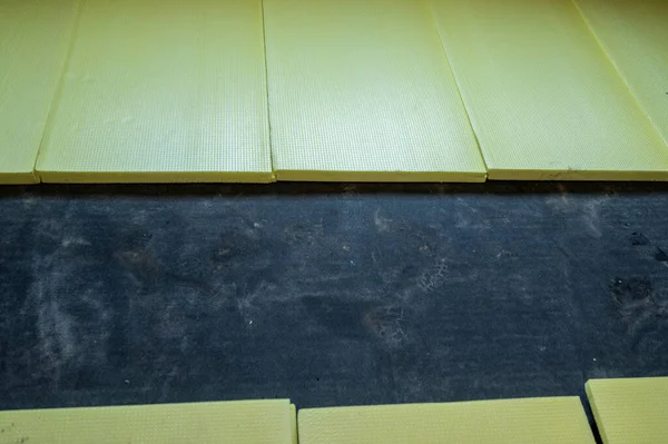 地板绝缘用膨胀型聚苯乙烯 膨胀型聚苯乙烯和树脂的安装 室内修理 — 图库照片