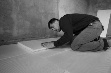 Genişletilmiş polistiren döşeme izolasyonu, tek başına onarım çalışmaları, sarı genişletilmiş polistiren, içerideki evin yalıtımı.