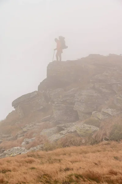 Homme Grimpe Une Montagne Dans Brouillard Homme Porte Sac Dos — Photo