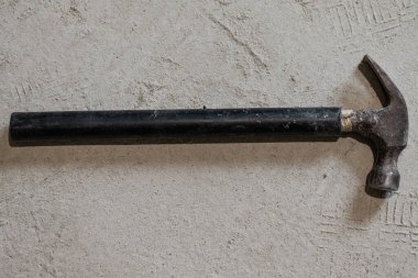 Çekiç inşaat aleti beton zeminde duruyor, çekiç kauçuk saplı..