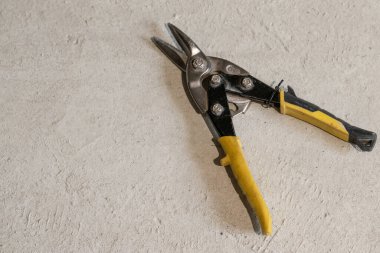 Metal ve metal yapı elementlerini kesmek için makas yerde yatıyor..