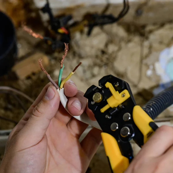 집에서 네트워크 케이블 전선을 수리하고 업데이트하는 전선의 제거하기 도구를 — 스톡 사진