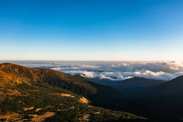 Foto Van Karpaten Vanuit Vogelperspectief Drone Vlucht Bergen Wolken Bergen — Stockfoto