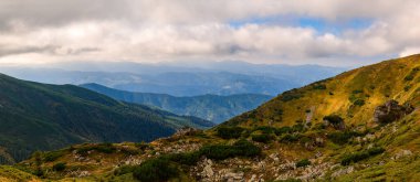 Ukrayna 'nın güzel manzaraları, Chornohirskyy Karpatya sırtı, Karpatlar' da bulutlu gökyüzü.
