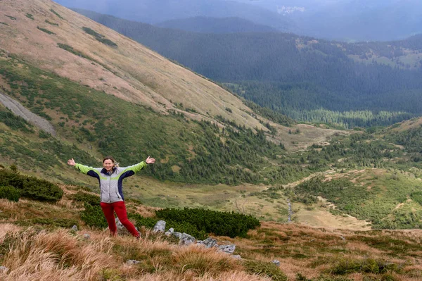 Kárpátok Túraútvonalak Női Turista Csodálja Kárpátok Tájak Őszi Időszakban Hegyekben — Stock Fotó