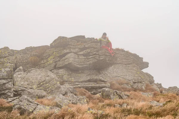 Homme Avec Sac Dos Pour Une Randonnée Monte Sommet Montagne — Photo