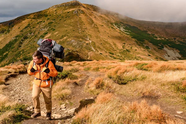 冒険のライフスタイル バックパックと一晩の滞在で山の中での旅行 山の中で踏みつけトレイル — ストック写真
