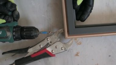 Kapı girişinin daha fazla bağlanması için kapı çerçevesinde bir delik açmak, kapıyı takmak için araçlar, sondajı kapatmak.