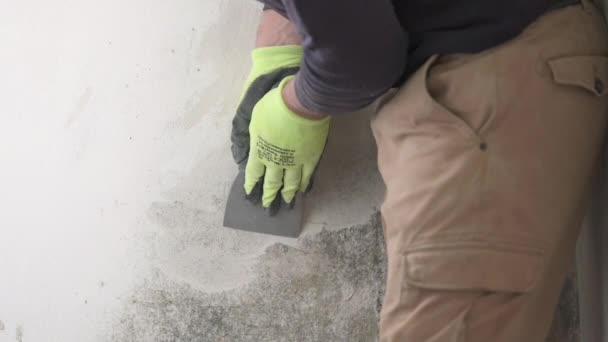 Man Gloves Mask Removes Fungus Mold Wall Spatula Slow Motion — Stock Video