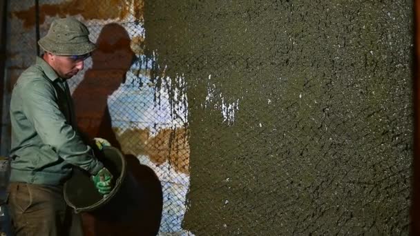 Процес Штукатурки Стіни Людина Шпателем Руках Штукатурить Стіну Бетонним Рідким — стокове відео