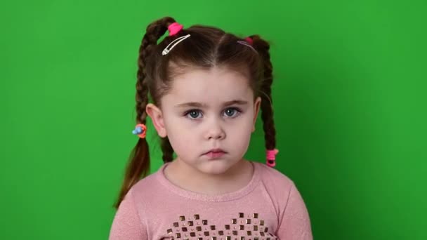 Das Mädchen Korrigiert Eine Bluse Das Kind Auf Grünem Hintergrund — Stockvideo