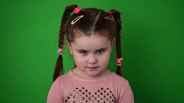 恥ずかしがり屋の女の子 緑の背景の子供のビュー — ストック動画