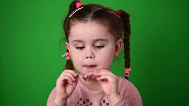 Criança Examina Demonstra Uma Placa Dentária Para Endireitar Dentes Tortos — Vídeo de Stock