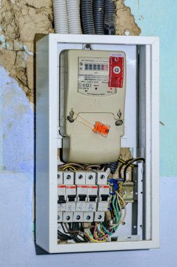 Ternopil, Ukrayna 21 Kasım 2021: Elektrik kabinesi evde elektrik, fünyeli elektrik ve küçük bir elektrik paneli sağlıyor.