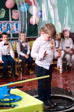 Vadi, Ukrayna 28 Mayıs 2021: Çocuklar için okul tatili, sabun köpüklü animasyoncular, sabun köpüğünün ortasındaki insanlar, çocuklar için eğlence.