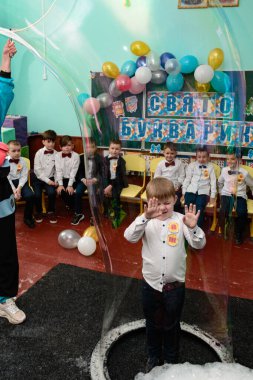 Vadi, Ukrayna 28 Mayıs 2021: Çocuklar için okul tatili, sabun köpüklü animasyoncular, sabun köpüğünün ortasındaki insanlar, çocuklar için eğlence.