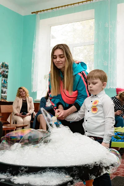 Valley Ukraine Mai 2021 Schulferien Für Kinder Animateure Mit Seifenblasen — Stockfoto
