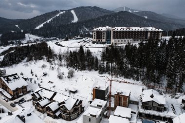 Bukovel, Ukrayna 4 Şubat 2022: Kışın Bukovel otelleri, dağlarda oteller.