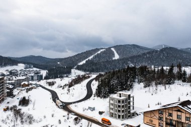 Bukovel, Ukrayna 4 Şubat 2022: Kışın Bukovel otelleri, dağlarda oteller.