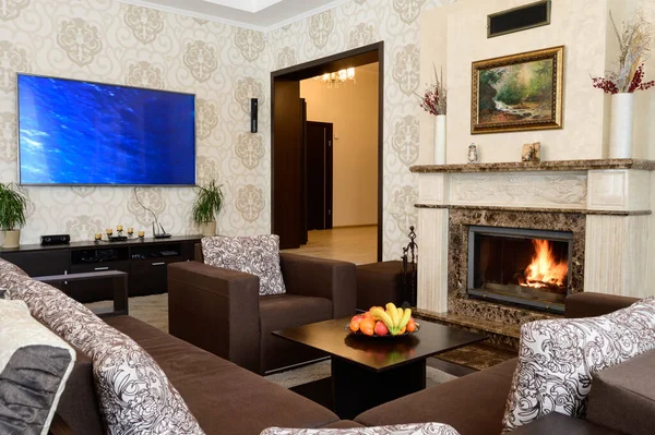 2022年2月4日 乌克兰布科沃尔 布科沃尔酒店的餐厅和客厅 有柔软沙发的餐厅 — 图库照片