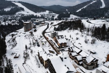 Bukovel, Ukrayna 4 Şubat 2022: Kışın Bukovel otelleri, dağlarda oteller.