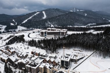 Bukovel, Ukrayna 4 Şubat 2022: Kışın Bukovel otelleri, dağlarda oteller.