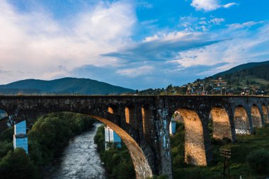 Ukrayna 'daki en büyük ve en eski viyadük, tuğla ve eski bir demiryolu köprüsü, kemerli işlevsiz bir demiryolu köprüsü.