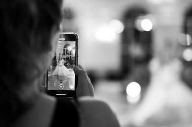 Dolyna, Ukrayna 27 Haziran 2021: Gelinlerin ilk düğün dansı, cep telefonuyla dans ediyor, misafir gelinlerin dansını cep telefonuyla çekiyor..