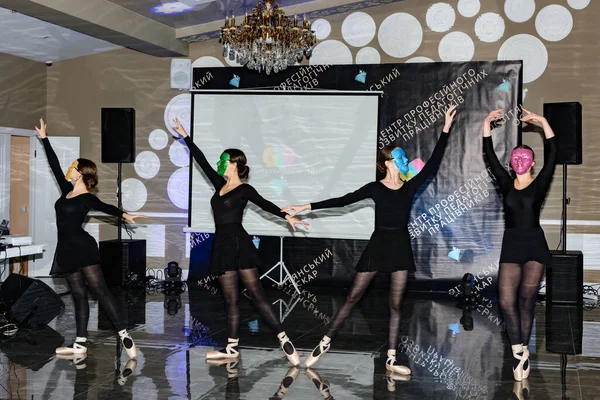 Dolyna Ukraine Septembre 2021 Quatre Ballerines Dansent Dans Les Masses — Photo