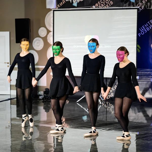 Dolyna Ukrajna Szeptember 2021 Négy Balerina Táncol Tömegben Oktatási Ünnepen — Stock Fotó