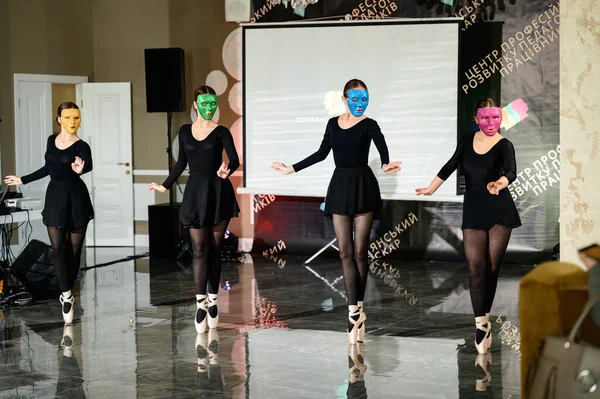 Dolyna Ukraine September 2021 Vier Ballerinen Tanzen Der Masse Bildungsfeiertag — Stockfoto