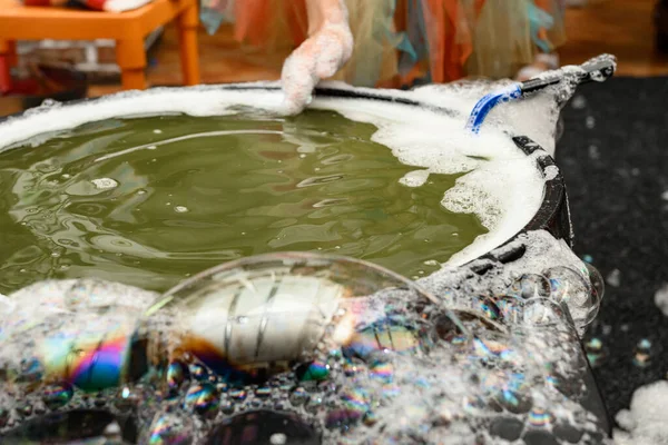 泡を作るための石鹸水 泡と子供のショー 休日のためのシャボン玉 — ストック写真
