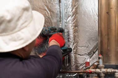 Folyolu mineral yünü, şömineden duvara termal koruma, metal fenerler yerleştirme, işaret fişeklerini tornavidayla duvara vidalama, inşaat işleri..