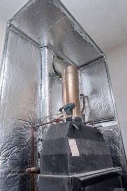 folyolu mineral yünü, şömineden baca, montaj ve onarım işi, izolasyon için ahşap duvarlar ve mineral yünü ile termal koruma.